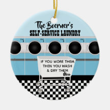 Retro-Selbstbedienungswäscherei, die sie die Arbei