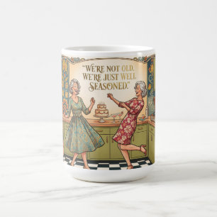 Retro Seniorinnen tanzen in einer Küche zum Geburt Kaffeetasse