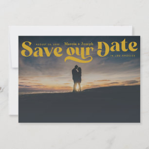 Retro-Serifen Schrift in Senfgelb Save The Date