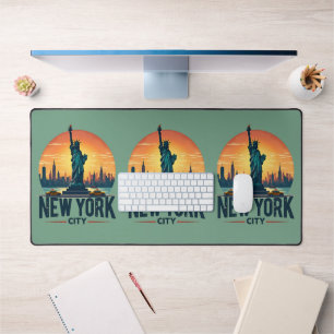 Retro-Silhouette von New York City mit der Freihei Schreibtischunterlage