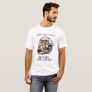 Retro-Skelett-Surfing-Reite auf der Welle, bevor T-Shirt
