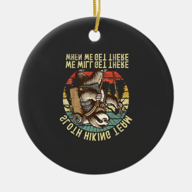 Retro Sloth Wandern-Team Wir werden ankommen, wenn Keramik Ornament (Vorne)