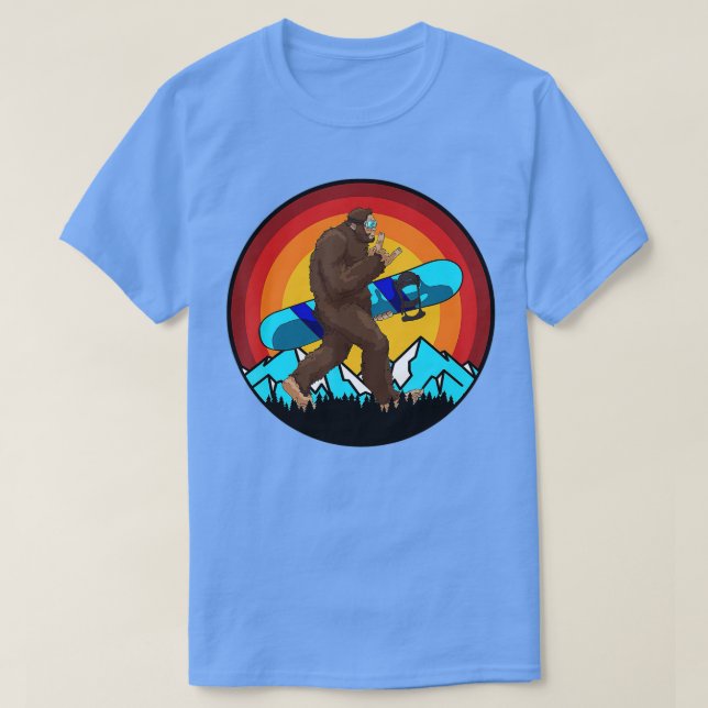 Retro Snowboarding Sunset Bigfoot Rock On for Snow T-Shirt (Design vorne)