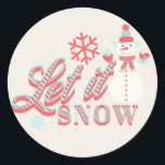 Retro Snowman Let it Snow Christmas Classic Round Runder Aufkleber<br><div class="desc">Niedlicher Weihnachtsmann - Schneedesign mit Schneeflocken und cooler Typografie</div>