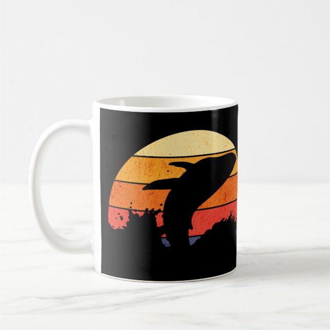 Retro-Sonnenuntergang Buckelwal durchbricht die Wa Kaffeetasse (Links)