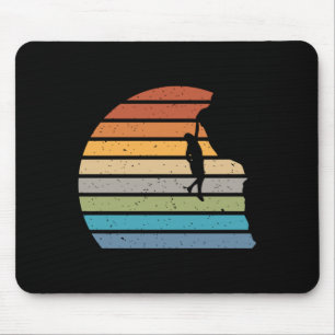 Retro-Sonnenuntergang-Felsenkletterer-Rucksacktour Mousepad