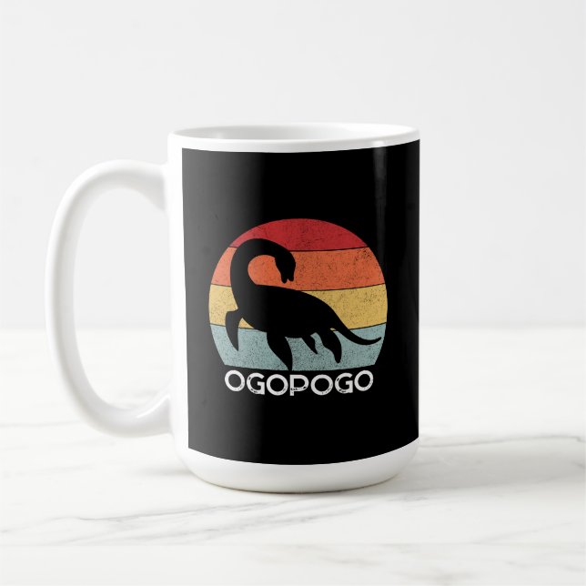 Retro-Sonnenuntergang Ogopogo, Okanagan Lake Monst Kaffeetasse (Links)