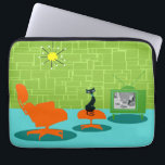 Retro Space Age Kitty Laptop Sieb Laptopschutzhülle<br><div class="desc">Es heißt, dass Hunde Besitzer haben und Katzen Mitarbeiter haben. Die Feline dieses Retro Space Age Kitty Laptop Sleeve konnte nicht mehr zustimmen! Das minimalistische Design der 60er Jahre besticht durch eine elegante, schwarze Katze in einem modernen Wohnzimmer aus der Mitte des Jahrhunderts. Das elegante Zimmer besticht durch eine grüne...</div>