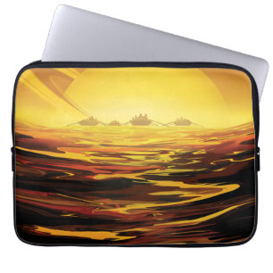 Retro Space Poster-Saturns Größter Mond, Titan. Laptopschutzhülle