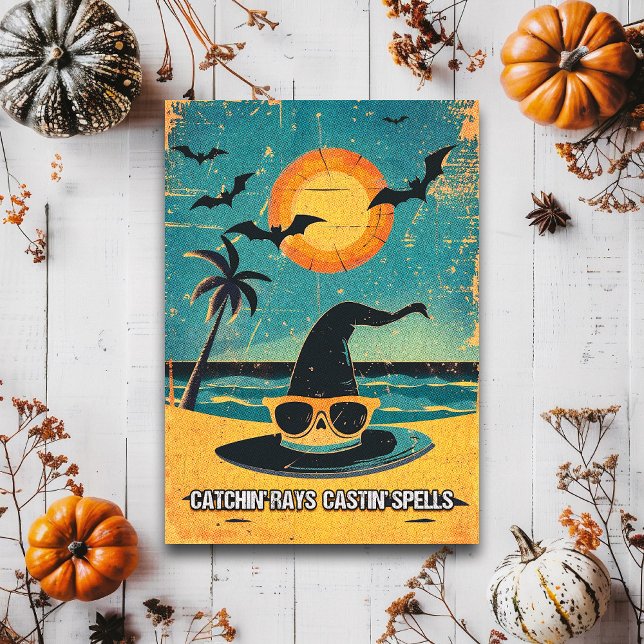 Retro Spooky Summer Goth Hexenhut am Strand Postkarte (Von Creator hochgeladen)