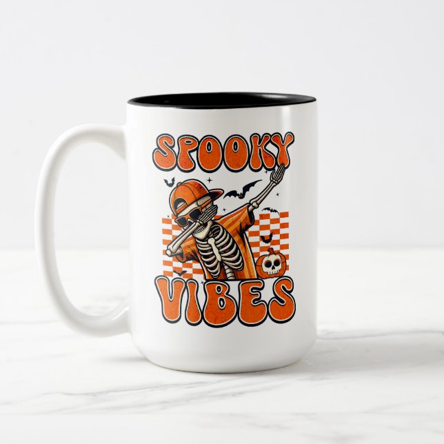 Retro Spooky Vibes Dabbing Skeleton Halloween Zweifarbige Tasse (Links)