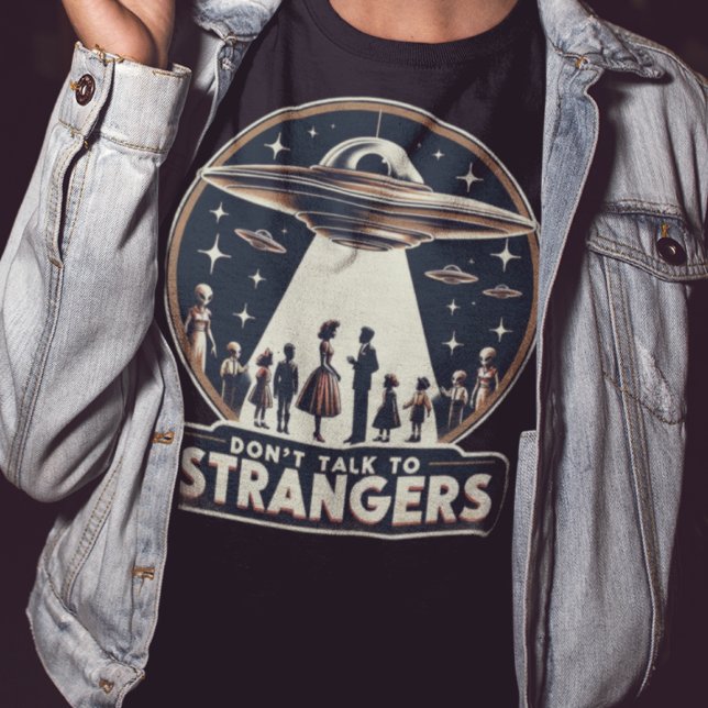 Retro Sprich nicht mit Strangers UFO T-Shirt (Von Creator hochgeladen)