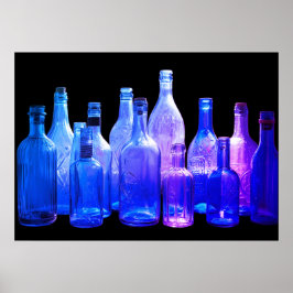 Retro-Stil Blaue Glasflaschen in der Fensterwand Poster