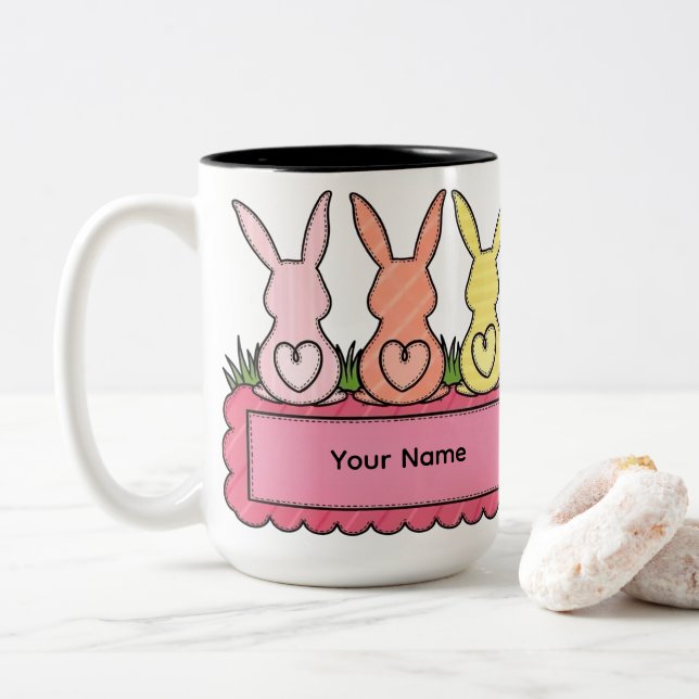 Retro Stitched Easter Bunny Trio Custom Text Banne Zweifarbige Tasse (Mit Donut)