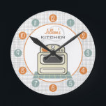 Retro Stove Personalisiert Kitchenette Runde Wanduhr<br><div class="desc">Eine Uhr,  die eine Abbildung eines Retro-Beige-Küchenöfens enthält. Personalisieren Sie mit Ihrem Namen Bilder.  Die Uhr zeigt weiße Zahlen an orangen und blauen Punkten.</div>