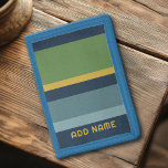 Retro Strip Muster Blau Grün Vintages Ambiente Tri-fold Geldbeutel<br><div class="desc">Fügen Sie Ihren Namen zu diesem männlichen Design mit fett Streifen. Ein Retro-Design mit 70er inspiriert Schriftart und einem minimalen Muster. Alle Farben können geändert werden. Erstellen Sie Ihre eigenen und ändern Sie die Farben zu Ihrer bevorzugten Kombination.</div>