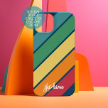 Retro Stripe Muster Regenbogen - Skriptname iPhone 15 Hülle<br><div class="desc">Das farbenfrohe Retro-Design mit dunkelblauem Hintergrund. Die Streifen sind rot,  orange,  gelb,  grün und hellblau. Fügen Sie Ihren Namen oder Monogramm hinzu,  um dies zu einem persönlichen Fall zu machen,  der unter Ihren Freunden auffällt. Der Name ist ein angesagtes Skript in großer weißer Größe. —</div>