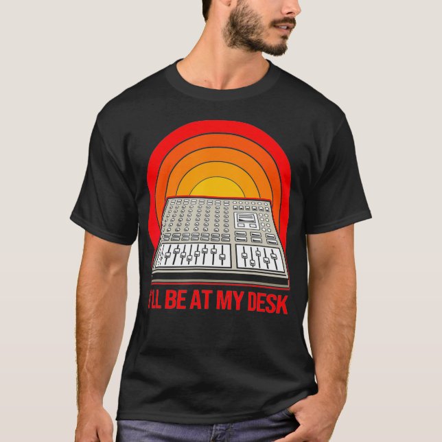 Retro Style Audio Engineer ist an meinem Schreibti T-Shirt (Vorderseite)