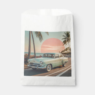 Retro-style Oldtimer auf einer Küstenstraße Geschenktütchen