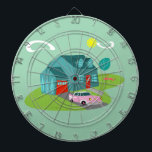 Retro Suburban House Dart Board Dartscheibe<br><div class="desc">Dieses Retro-Dart-Board-Muster des Vorstadthauses besticht durch eine typisch amerikanische Zuhause in einem typisch amerikanischen Viertel um 1950. Eine aquamarine Zuhause mit einem Pfauenblauen Dach und türkisfarbenen Fenstern werden durch eine lebendige rote Eingangstür und Garagentür perfekt ausgeglichen. Ein klassisch rosa, in den 50er Jahren fertig montiertes Cabrio steht auf der malerischen...</div>