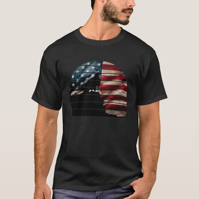 Retro sunset bald eagle standing on cliff American T-Shirt (Vorderseite)