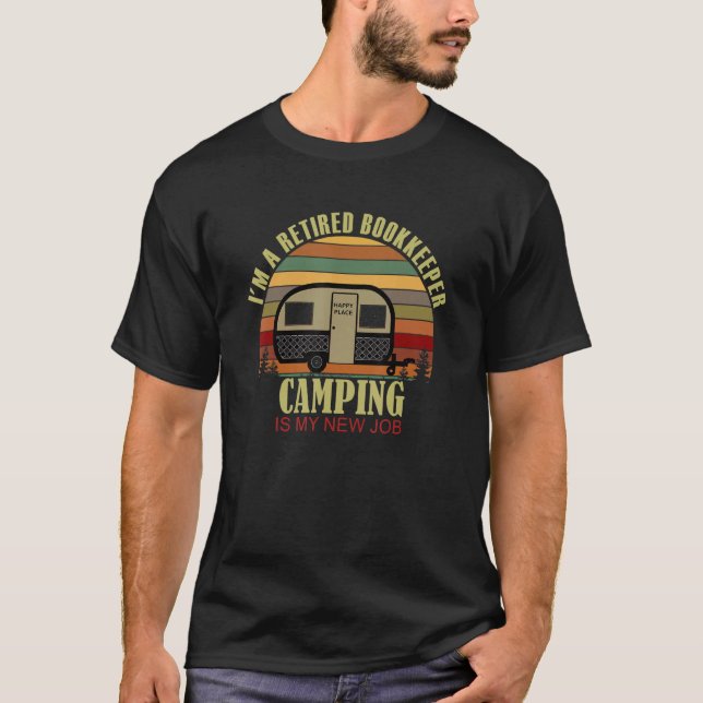 Retro Sunset Camper Retired BOOKKEEPER New Job Cam T-Shirt (Vorderseite)