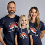 Retro Sunset Custom Family Vacacation Group Matchi T-Shirt<br><div class="desc">Erleben Sie Nostalgie mit unserem individuell anpassbaren "Retro Sunset Family Vacation" T - Shirt. Dieses Hotel mit seinem lebhaften Sonnenuntergang hinter den majestätischen Bergen bietet seinen Gästen einen Familiennamen und ein Reiseziel, das sich ideal für Ausflüge, Wiedersehen oder Sommerabende eignet. Feiern Sie gemeinsam und machen Sie unvergessliche Erinnerungen. Ideal für...</div>
