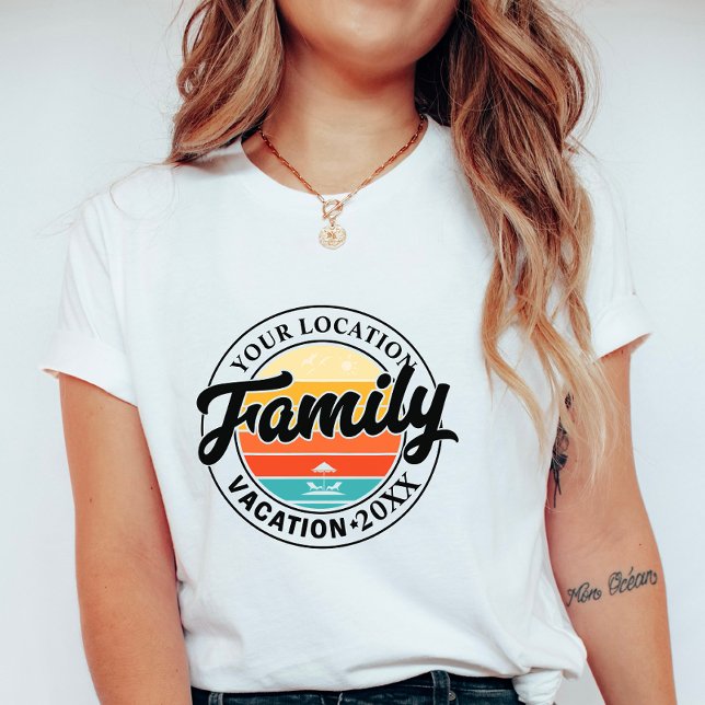 Retro Sunset Family Vacation; Custom Location  T-Shirt (Von Creator hochgeladen)