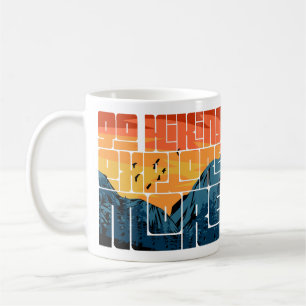 Retro Sunset Landschaft Wandern neben dem Wasser Kaffeetasse