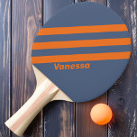 Retro Sunset Shoreline Drei Streifen mit Namen Tischtennis Schläger<br><div class="desc">Das Retro Sunset Shoreline Three Stripes Ping Pong Paddle erweckt die Wärme und Ruhe eines ruhigen Sonnenuntergangs am Ufer, der weiche, warme Farbtöne verbindet, die jedem Spiel ein entspanntes und ungestörtes Ambiente verleihen. Die personalisierte Option dieses Paddels eignet sich ideal für alle, die gerne eine Touch Küstenstyle auf den Tisch...</div>
