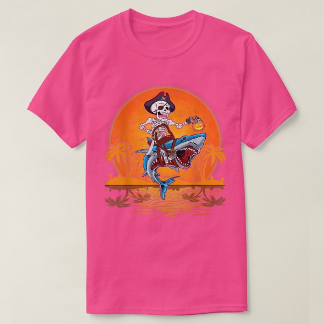 Retro Sunset Skeleton Pirate Riding Shark Hallowee T-Shirt (Design vorne)