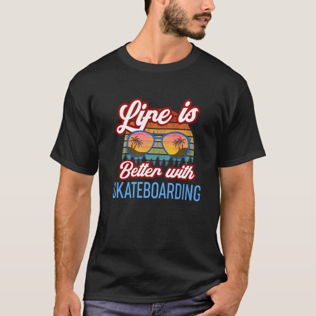 Retro Sunset Slogan mit Skateboarding T-Shirt (Vorderseite)