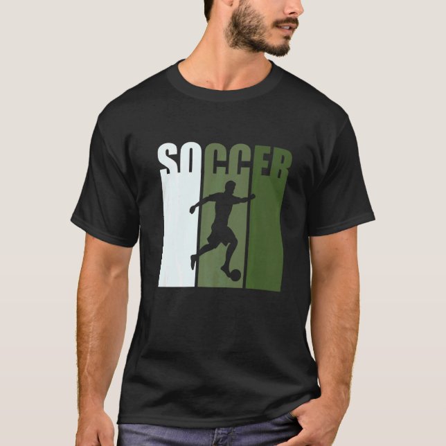 Retro Sunset Soccer Player Green Silhouette T-Shirt (Vorderseite)