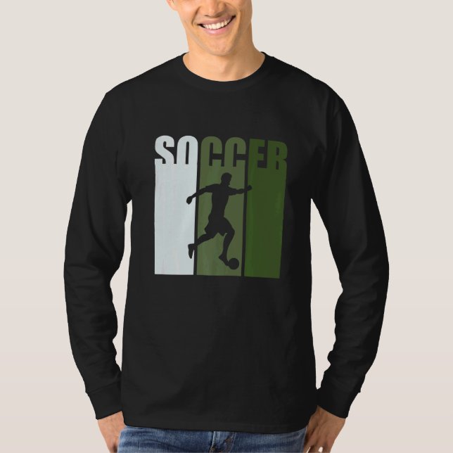 Retro Sunset Soccer Player Green Silhouette T-Shirt (Vorderseite)
