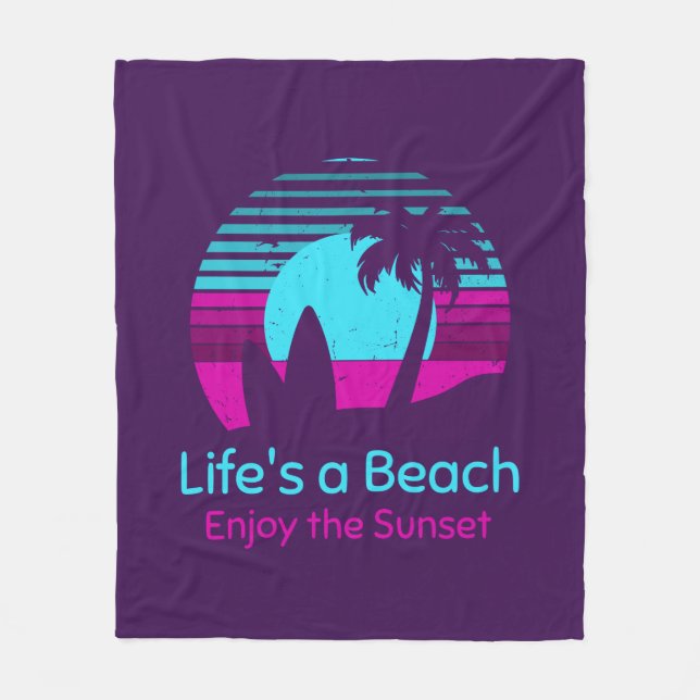 Retro Sunset Surfboard Palm Tree Life ist ein Stra Fleecedecke (Vorderseite)