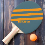 Retro Sunshine Drei Streifen mit Namen Tischtennis Schläger<br><div class="desc">Das Retro Sunshine Three Stripes Ping Pong Paddle, ein Design, das den Geist sorgloser Tage und strahlender Energie einfängt, macht das Spiel noch angenehmer. Die fröhliche Mischung aus sonnigen Gelbtönen und klassischen Drei-Streifen-Mustern verleiht jeder Kundgebung einen kühnen, spielerischen Touch. Dieses Paddel kann mit Ihrem Namen angepasst werden, was es zu...</div>