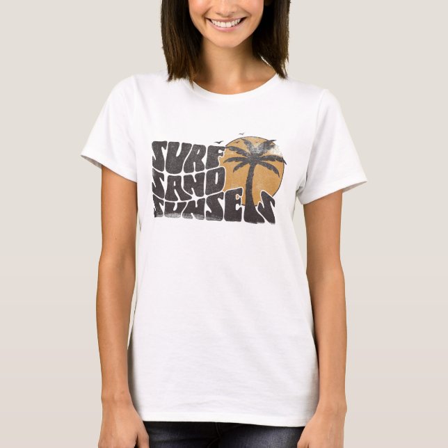 Retro Surf Sand Sunsets Palm Tree Beach Vibes T-Shirt (Vorderseite)