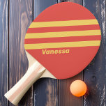 Retro Surf Sunset Drei Streifen mit Namen Tischtennis Schläger<br><div class="desc">Das Retro Surf Sunset Three Stripes Ping Pong Paddle besticht durch einen lebhaften Sonnenuntergang am Strand. Freuen Sie sich auf eine atemberaubende Mischung aus warmen Farben, die zum Entspannen und Vergnügen einladen. Dieses Paddel eignet sich ideal für alle, die gewollt haben, ihren Spielen einen farbenfrohen und energiegeladenen Flair zu verleihen,...</div>