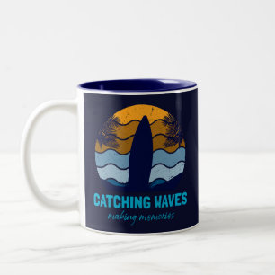 Retro-Surfbrett-Strandkunst zum Wellenreiten Zweifarbige Tasse