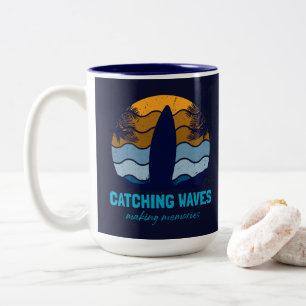 Retro-Surfbrett-Strandkunst zum Wellenreiten Zweifarbige Tasse