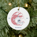 Retro Surfer Boy Beach Vibes Name & Year Big Wave Keramik Ornament<br><div class="desc">Dekorieren Sie Ihren Weihnachtsbaum mit diesem coolen Ornament mit Jungensurfen! Fügen Sie einfach den gewünschten Namen und das gewünschte Jahr hinzu,  indem Sie auf die Option "Personalisieren Sie diese Vorlage" klicken.</div>