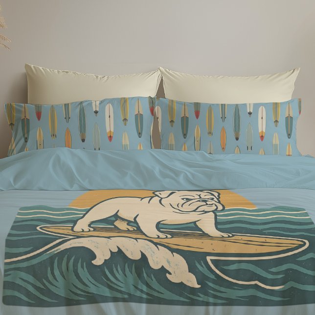 Retro Surfer Dog | Blue Surfing Bulldog Reversible Kissenbezug (Von Creator hochgeladen)