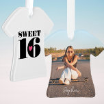 Retro Sweet 16 Geburtstag Individuelle Name Foto H Ornament<br><div class="desc">Feiern Sie ein süßes sechzehnte mit einem maßgeschneiderten Foto-Ornament. Perfekt für den Geburtstagsstar, der Vintage Lieben und kühlen Stil. Das T - Shirt-Design ist in der Retro-Chic Typografie "Sweet 16", überlagert mit einer Liebe. Personalisieren Sie die Vorlage mit einem bevorzugten Foto und den Namen der Teenager in einem trendigen Skript....</div>