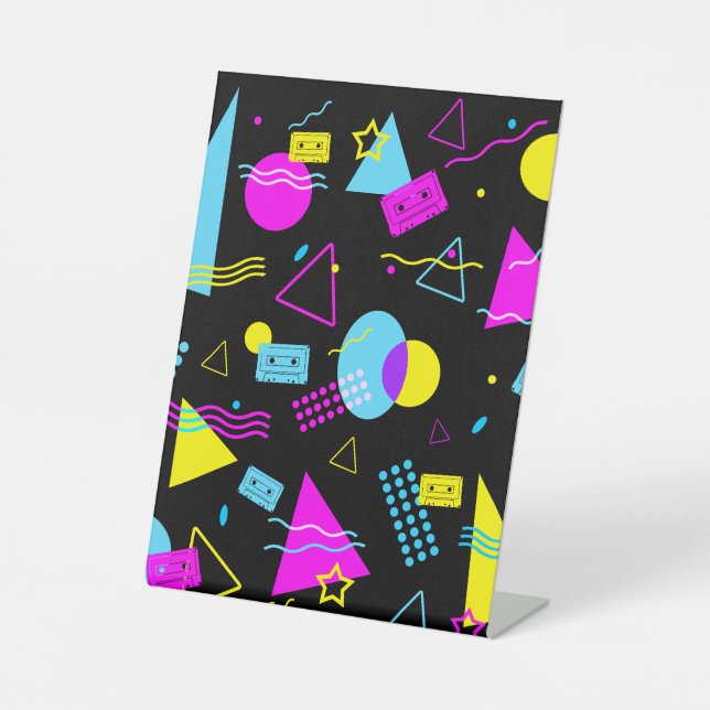 RETRO TAPE FARBIGE FORMEN SOCKELSCHILD (Vorderseite)