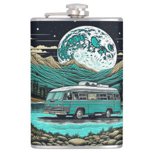 Retro Teal-Wohnmobil-Camper in den Bergen Flachmann