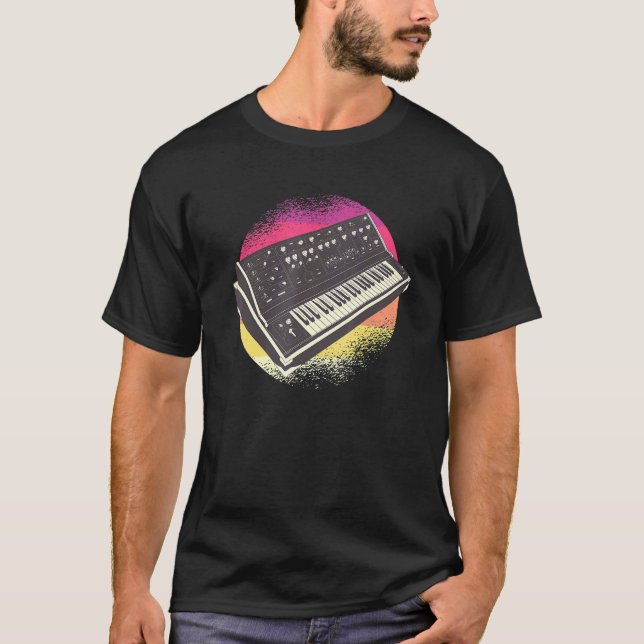 Retro Techno Synthesizer T-Shirt (Vorderseite)