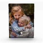 Retro-Text| Schwestern und Herz Fotoblock<br><div class="desc">Dieses stilvolle Foto-Block verfügt über ein charmantes Retrostil-Textüberlagerungsstück mit einem Herz und einem eigenen Foto für persönliche Schwestern.</div>