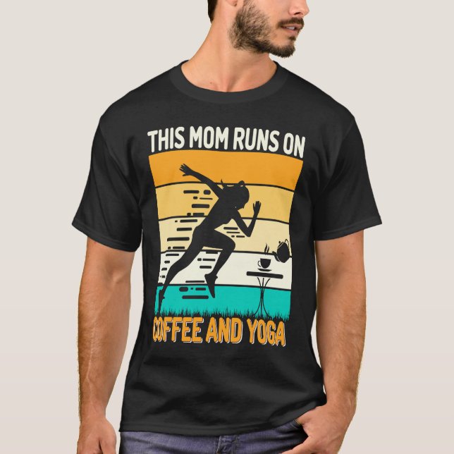 Retro This Mom Runs on Coffee and Yoga Apparel  Yo T-Shirt (Vorderseite)