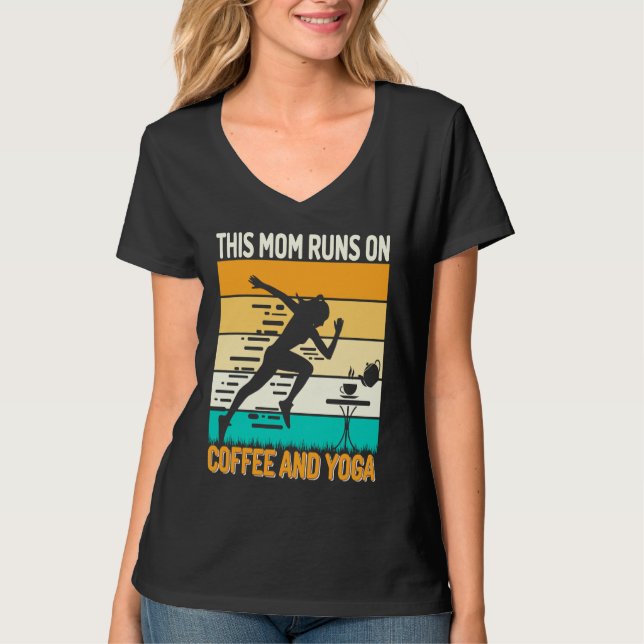 Retro This Mom Runs on Coffee and Yoga Apparel  Yo T-Shirt (Vorderseite)