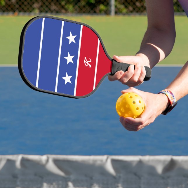 Retro Trendy Stripe American Flag Mit Monogramm Pickleball Schläger (InSitu)